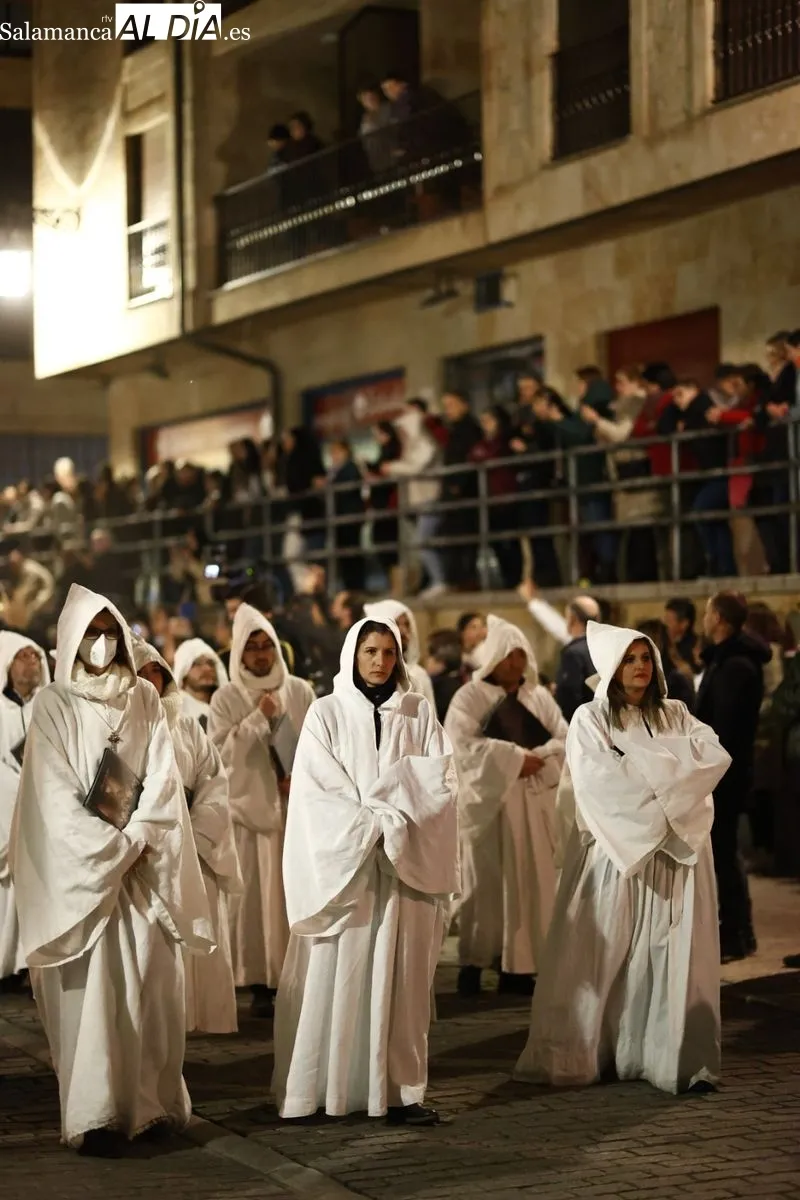 Foto 9 - Respetuoso cortejo f&uacute;nebre al Sant&iacute;simo Cristo de la Liberaci&oacute;n por las calles salmantinas