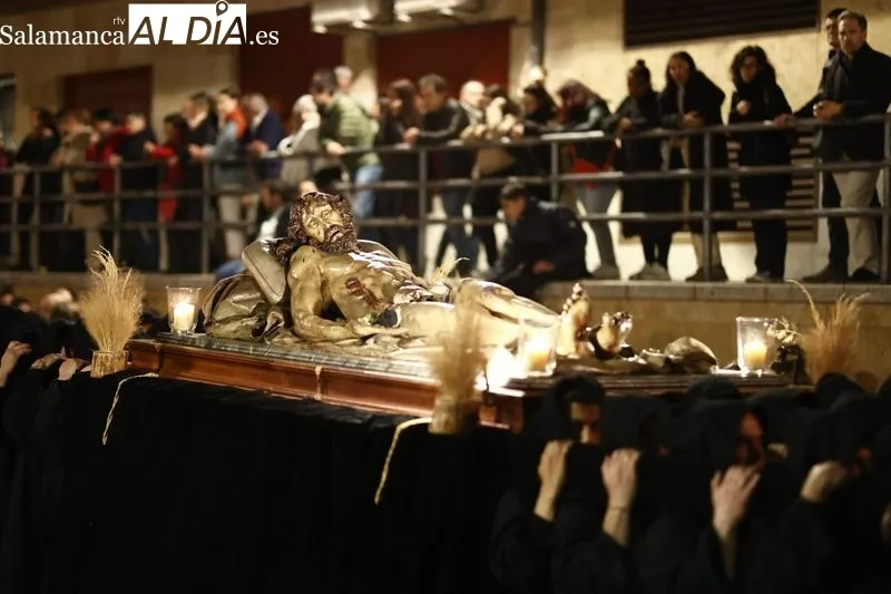 Foto 8 - Respetuoso cortejo f&uacute;nebre al Sant&iacute;simo Cristo de la Liberaci&oacute;n por las calles salmantinas