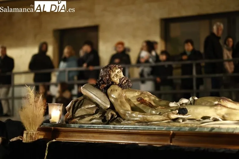 Foto 7 - Respetuoso cortejo f&uacute;nebre al Sant&iacute;simo Cristo de la Liberaci&oacute;n por las calles salmantinas