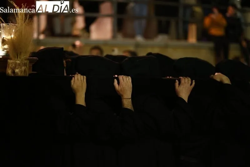 Foto 6 - Respetuoso cortejo f&uacute;nebre al Sant&iacute;simo Cristo de la Liberaci&oacute;n por las calles salmantinas