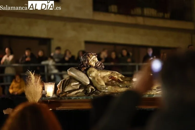 Foto 2 - Respetuoso cortejo f&uacute;nebre al Sant&iacute;simo Cristo de la Liberaci&oacute;n por las calles salmantinas