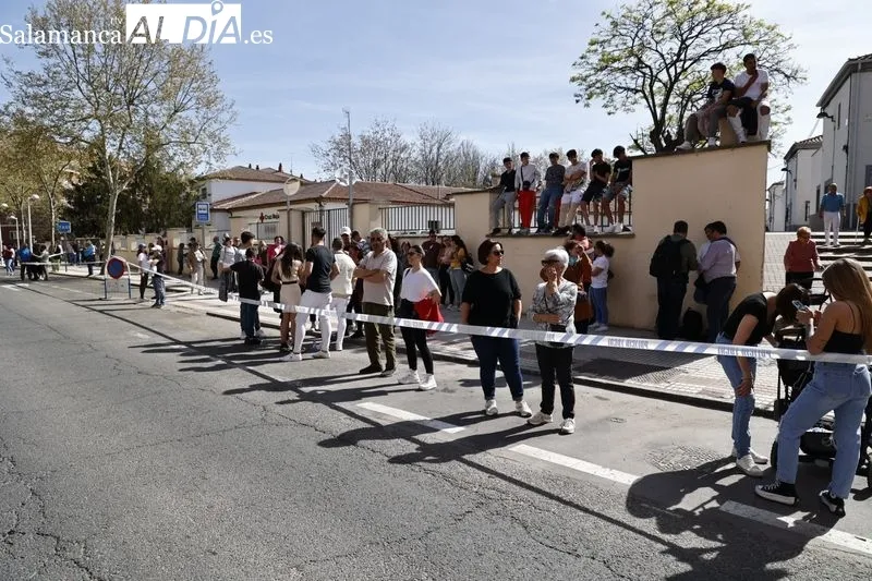 Foto 35 - Cientos de personas arropan a la Hermandad del Silencio durante toda la procesi&oacute;n
