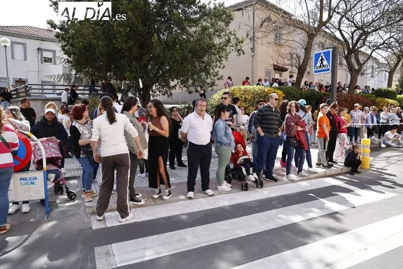 Foto 34 - Cientos de personas arropan a la Hermandad del Silencio durante toda la procesi&oacute;n
