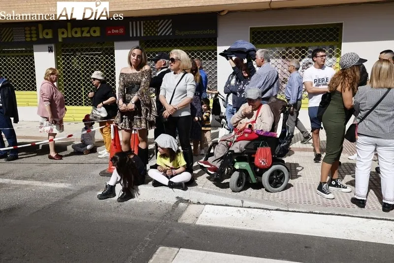 Foto 33 - Cientos de personas arropan a la Hermandad del Silencio durante toda la procesi&oacute;n