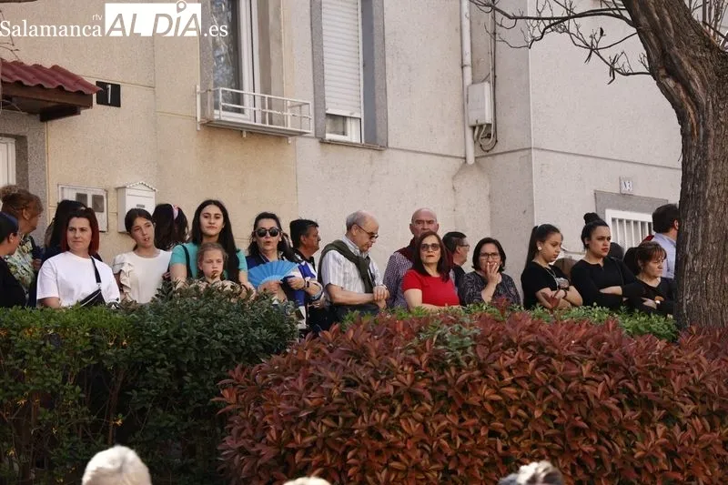Foto 32 - Cientos de personas arropan a la Hermandad del Silencio durante toda la procesi&oacute;n