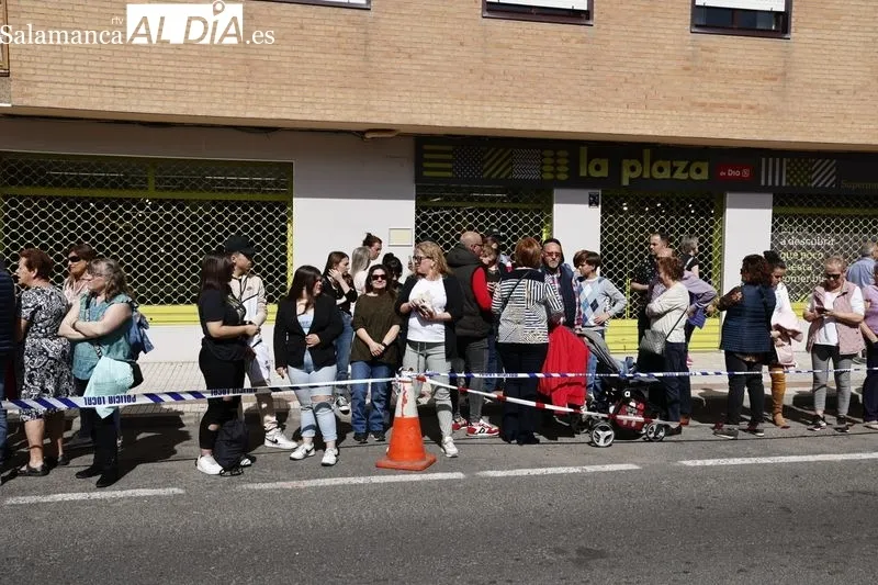 Foto 30 - Cientos de personas arropan a la Hermandad del Silencio durante toda la procesi&oacute;n