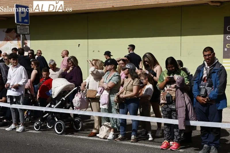 Foto 27 - Cientos de personas arropan a la Hermandad del Silencio durante toda la procesi&oacute;n