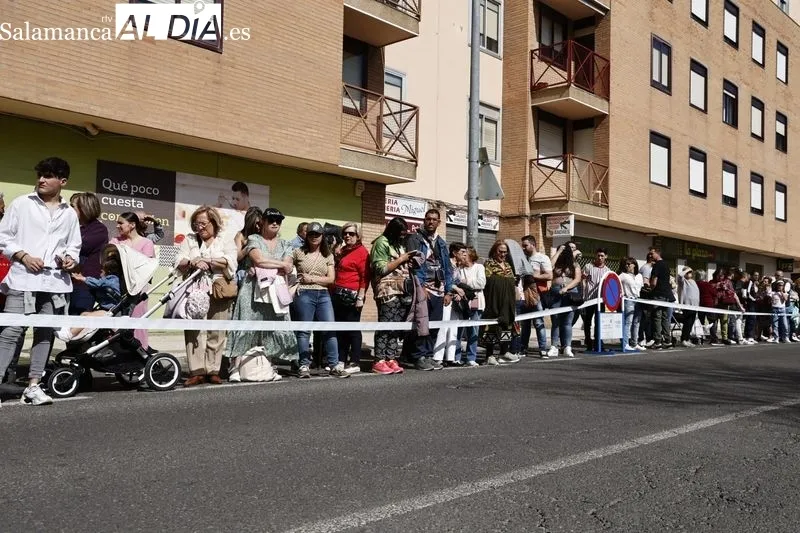 Foto 25 - Cientos de personas arropan a la Hermandad del Silencio durante toda la procesi&oacute;n