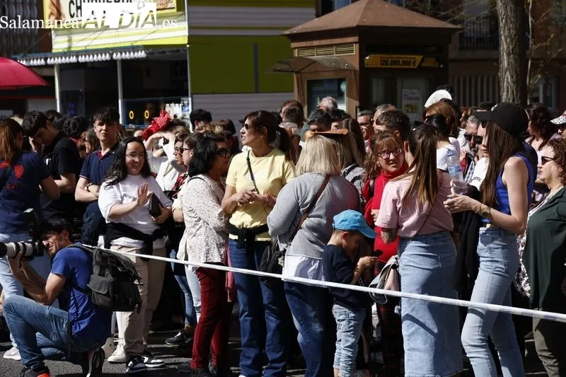 Foto 24 - Cientos de personas arropan a la Hermandad del Silencio durante toda la procesi&oacute;n