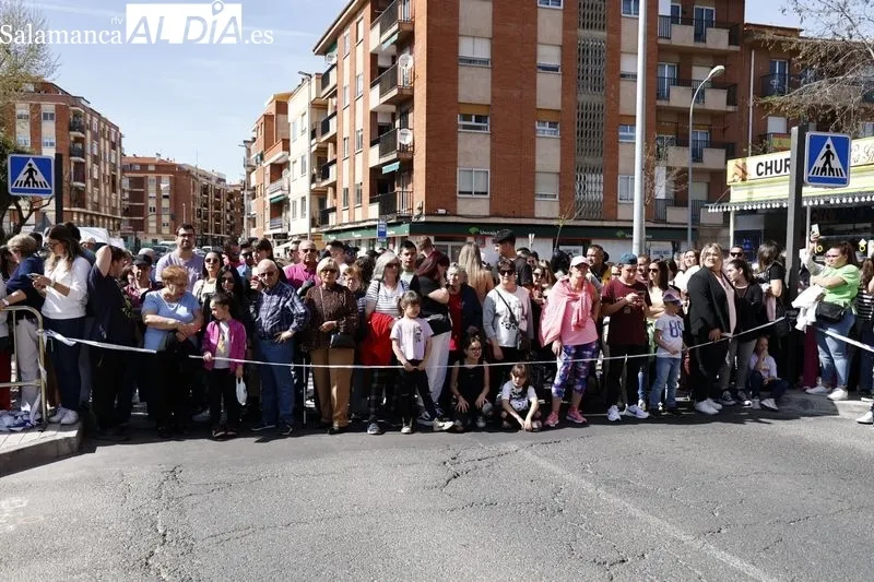 Foto 23 - Cientos de personas arropan a la Hermandad del Silencio durante toda la procesi&oacute;n