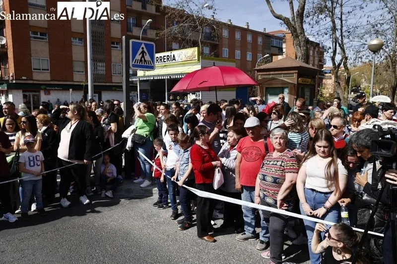 Foto 22 - Cientos de personas arropan a la Hermandad del Silencio durante toda la procesi&oacute;n