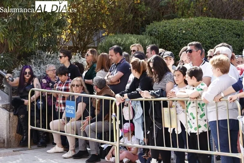 Foto 21 - Cientos de personas arropan a la Hermandad del Silencio durante toda la procesi&oacute;n