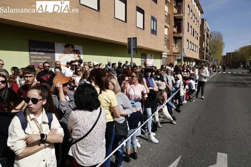 Foto 20 - Cientos de personas arropan a la Hermandad del Silencio durante toda la procesi&oacute;n