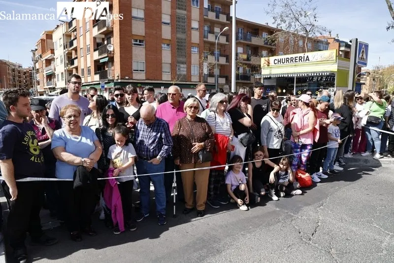 Foto 19 - Cientos de personas arropan a la Hermandad del Silencio durante toda la procesi&oacute;n