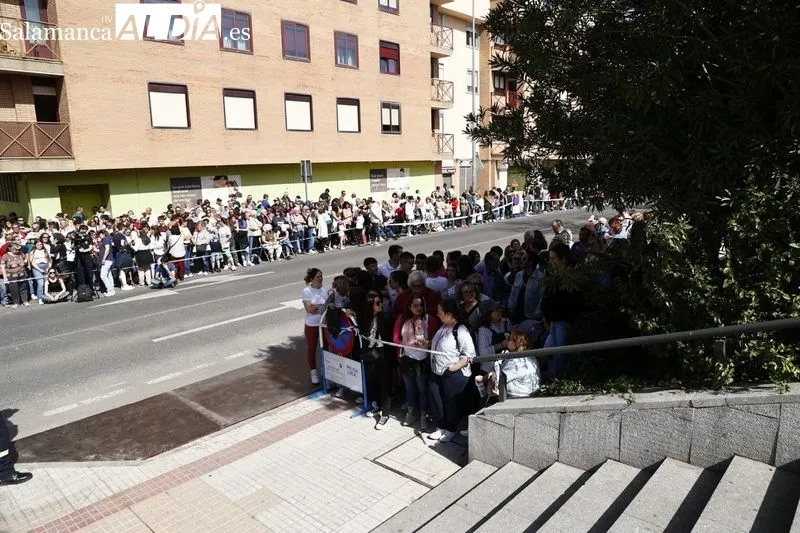 Foto 18 - Cientos de personas arropan a la Hermandad del Silencio durante toda la procesi&oacute;n