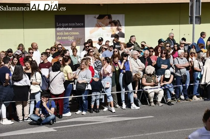 Foto 16 - Cientos de personas arropan a la Hermandad del Silencio durante toda la procesi&oacute;n