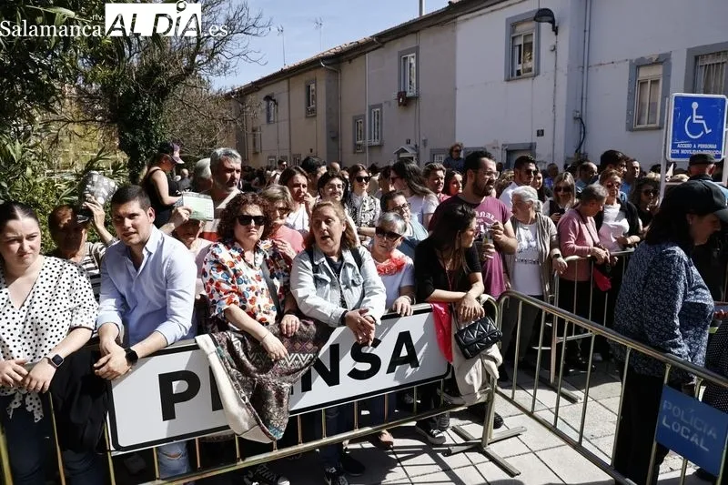 Foto 15 - Cientos de personas arropan a la Hermandad del Silencio durante toda la procesi&oacute;n