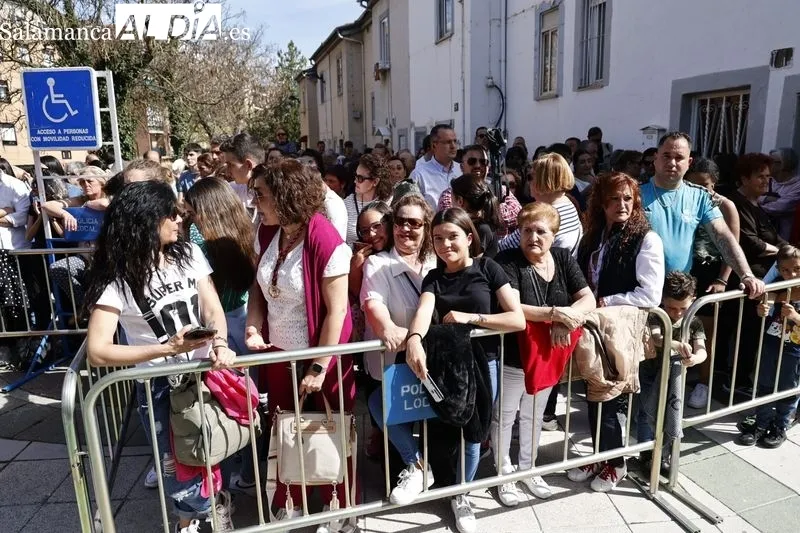 Foto 14 - Cientos de personas arropan a la Hermandad del Silencio durante toda la procesi&oacute;n