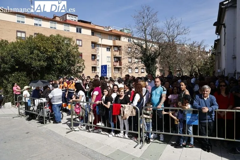 Foto 13 - Cientos de personas arropan a la Hermandad del Silencio durante toda la procesi&oacute;n