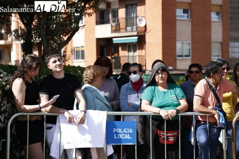 Foto 12 - Cientos de personas arropan a la Hermandad del Silencio durante toda la procesi&oacute;n