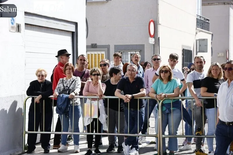 Foto 11 - Cientos de personas arropan a la Hermandad del Silencio durante toda la procesi&oacute;n