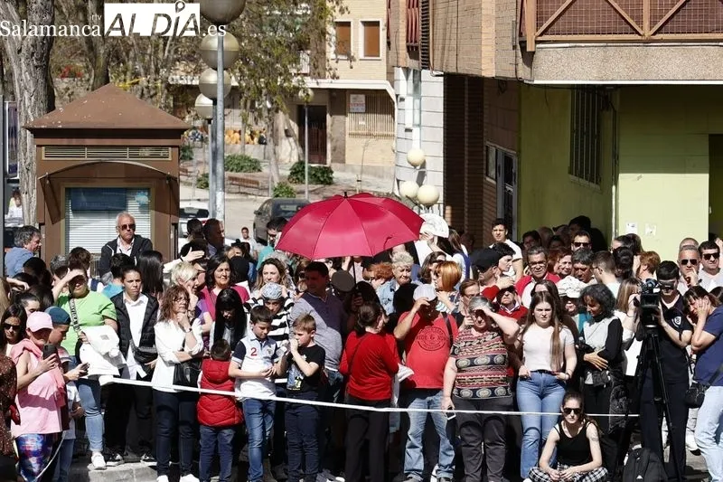 Foto 10 - Cientos de personas arropan a la Hermandad del Silencio durante toda la procesi&oacute;n