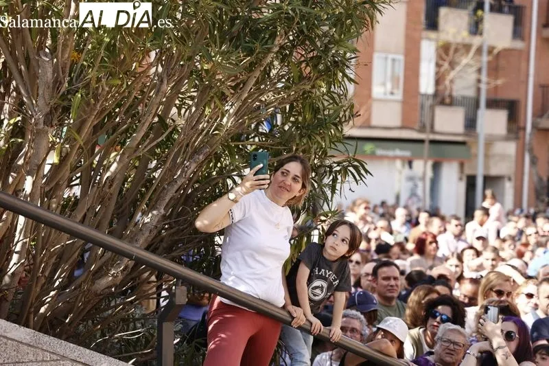 Foto 8 - Cientos de personas arropan a la Hermandad del Silencio durante toda la procesi&oacute;n