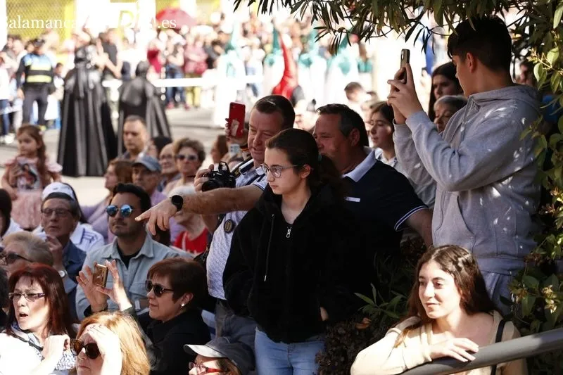 Foto 7 - Cientos de personas arropan a la Hermandad del Silencio durante toda la procesi&oacute;n