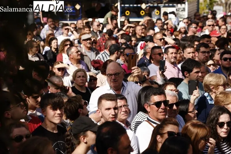 Foto 6 - Cientos de personas arropan a la Hermandad del Silencio durante toda la procesi&oacute;n