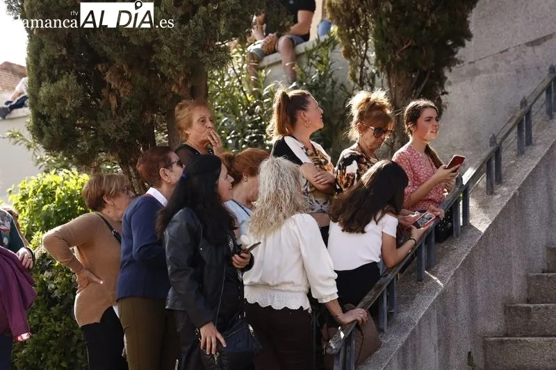 Foto 5 - Cientos de personas arropan a la Hermandad del Silencio durante toda la procesi&oacute;n