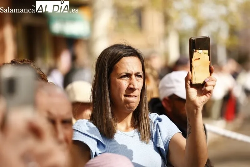 Foto 4 - Cientos de personas arropan a la Hermandad del Silencio durante toda la procesi&oacute;n