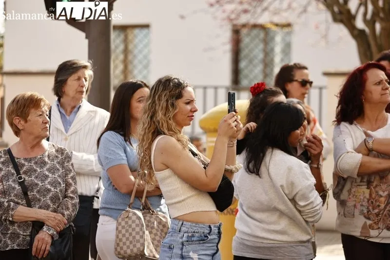 Foto 3 - Cientos de personas arropan a la Hermandad del Silencio durante toda la procesi&oacute;n