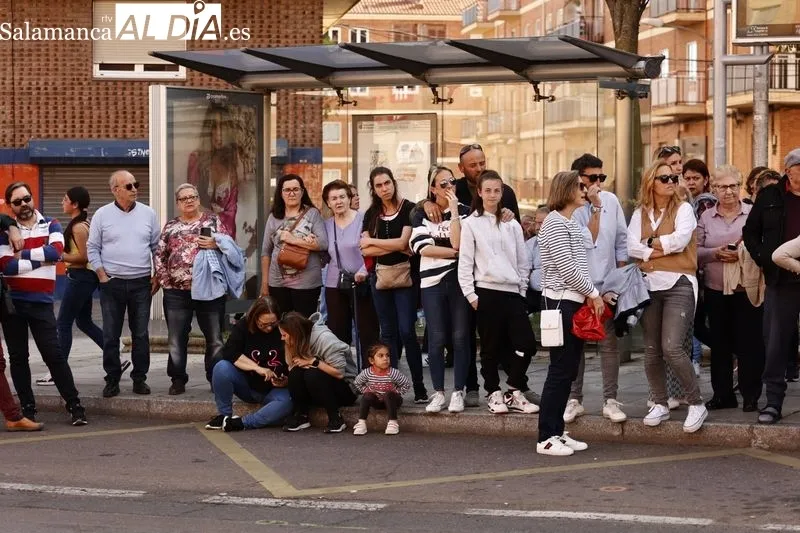 Foto 2 - Cientos de personas arropan a la Hermandad del Silencio durante toda la procesi&oacute;n