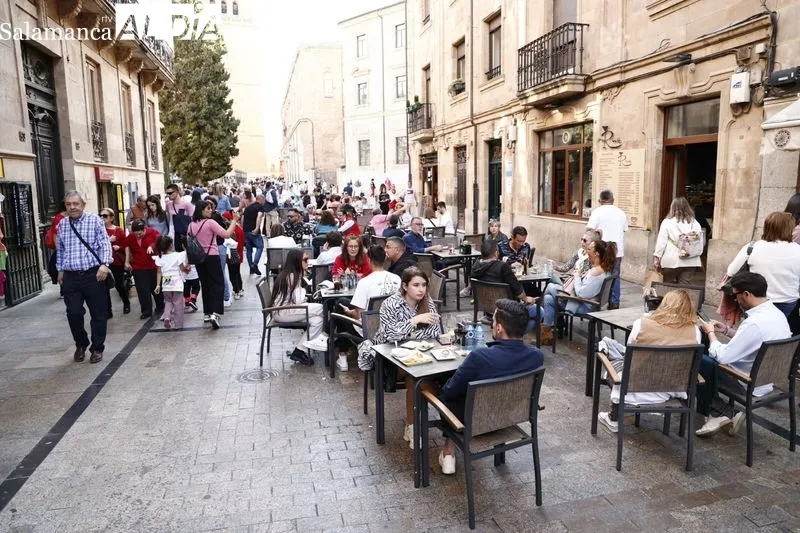 Foto 8 - El buen tiempo y la Semana Santa llenan de ambiente el centro de la ciudad