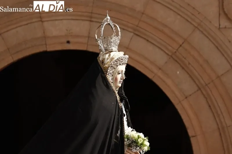 Foto 9 - La Se&ntilde;ora de la Alegr&iacute;a pisa las calles salmantinas para dar inicio al Domingo de Resurrecci&oacute;n