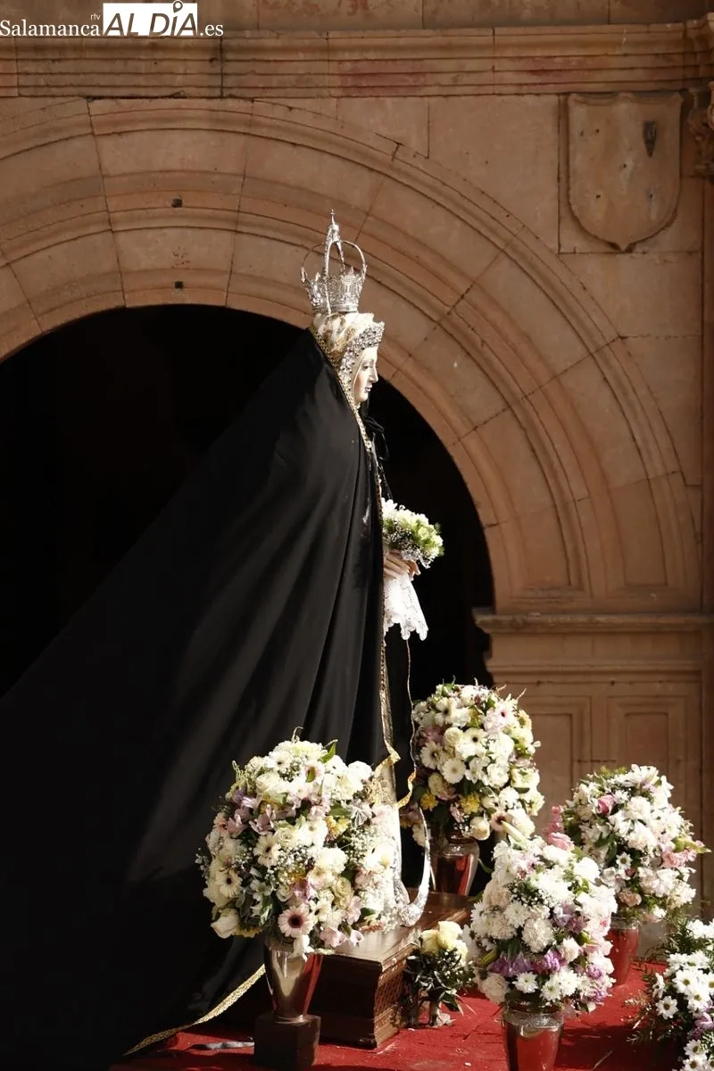 Foto 8 - La Se&ntilde;ora de la Alegr&iacute;a pisa las calles salmantinas para dar inicio al Domingo de Resurrecci&oacute;n