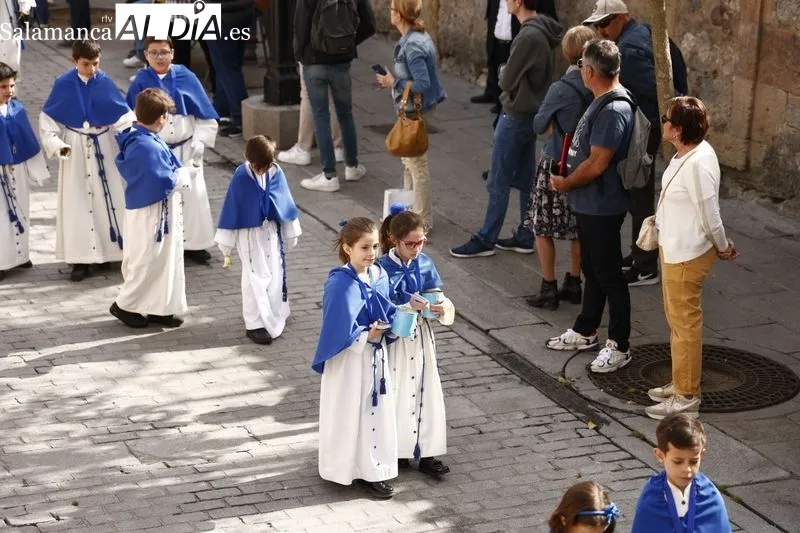 Foto 18 -  Jes&uacute;s Resucitado es recibido por centenares de personas a la salida de la Iglesia de la Vera Cruz 