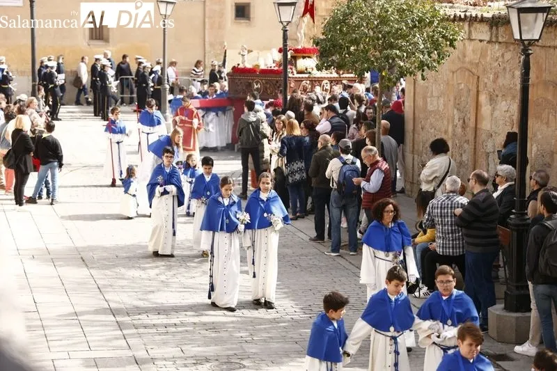 Foto 17 -  Jes&uacute;s Resucitado es recibido por centenares de personas a la salida de la Iglesia de la Vera Cruz 
