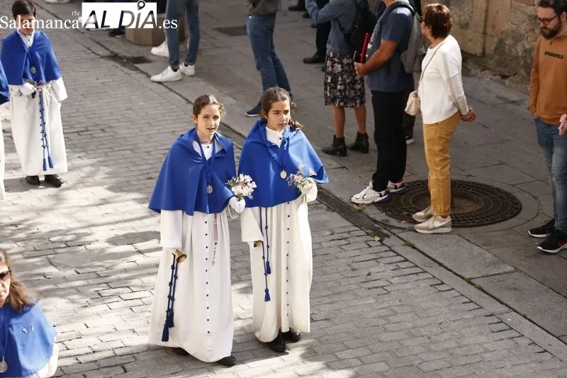 Foto 16 -  Jes&uacute;s Resucitado es recibido por centenares de personas a la salida de la Iglesia de la Vera Cruz 