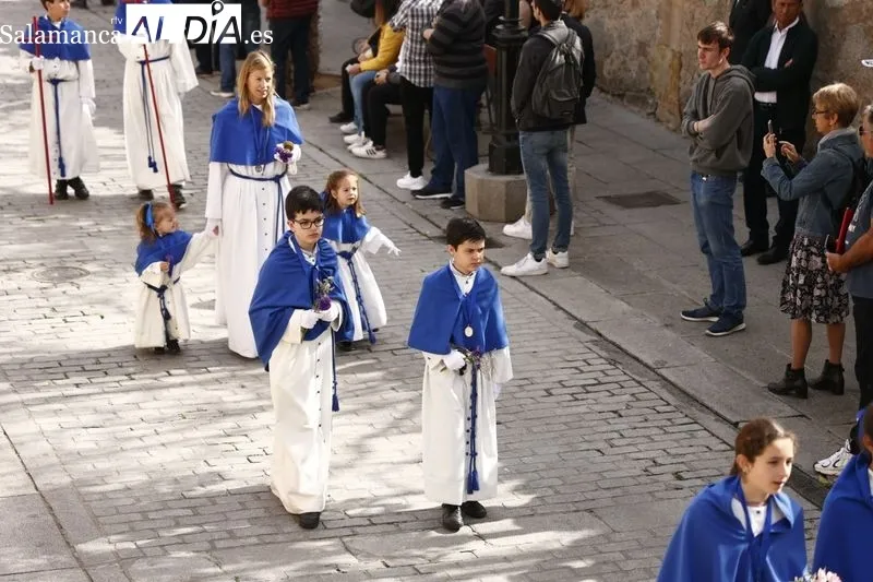 Foto 15 -  Jes&uacute;s Resucitado es recibido por centenares de personas a la salida de la Iglesia de la Vera Cruz 