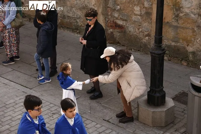 Foto 14 -  Jes&uacute;s Resucitado es recibido por centenares de personas a la salida de la Iglesia de la Vera Cruz 