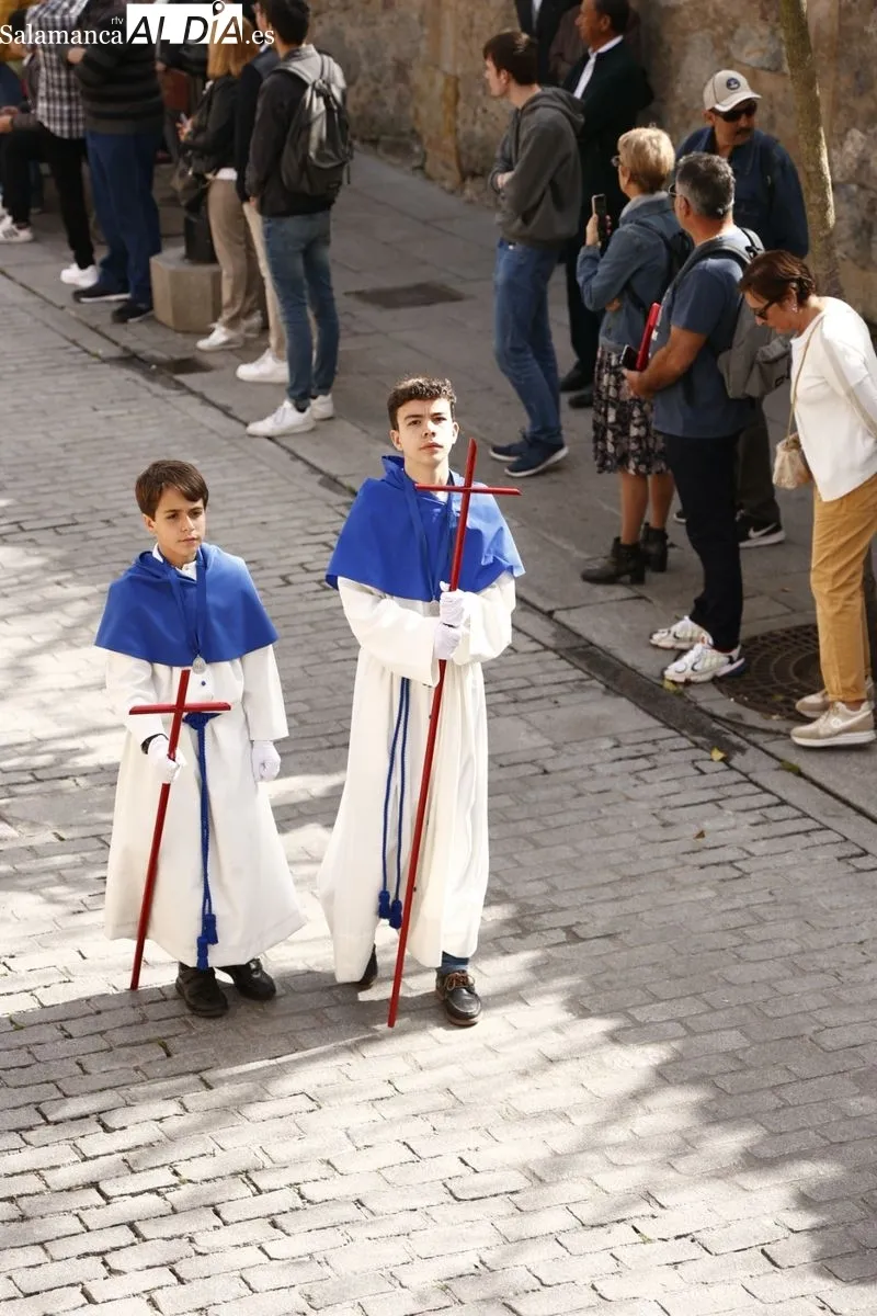 Foto 13 -  Jes&uacute;s Resucitado es recibido por centenares de personas a la salida de la Iglesia de la Vera Cruz 