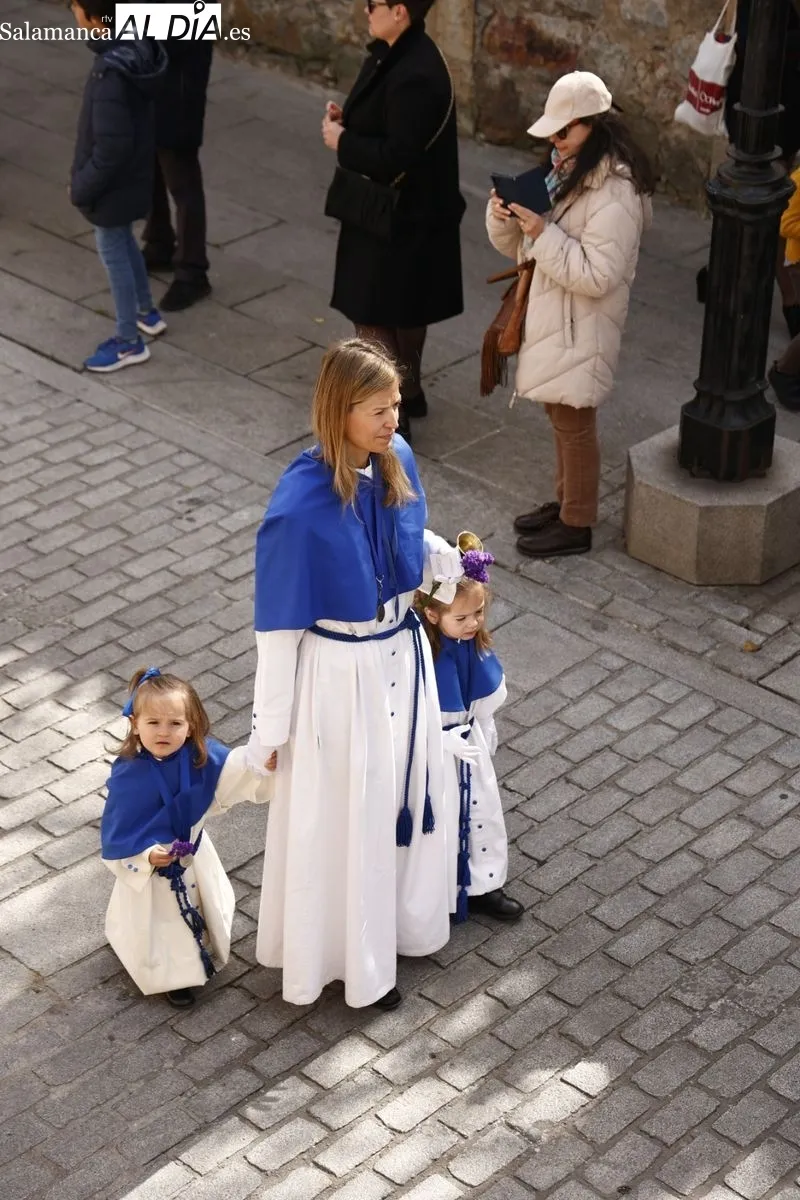 Foto 12 -  Jes&uacute;s Resucitado es recibido por centenares de personas a la salida de la Iglesia de la Vera Cruz 