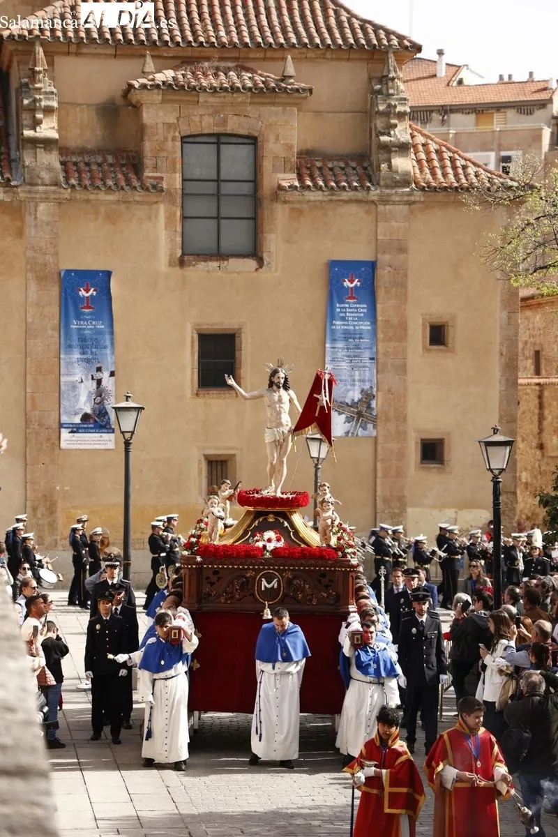Foto 11 -  Jes&uacute;s Resucitado es recibido por centenares de personas a la salida de la Iglesia de la Vera Cruz 