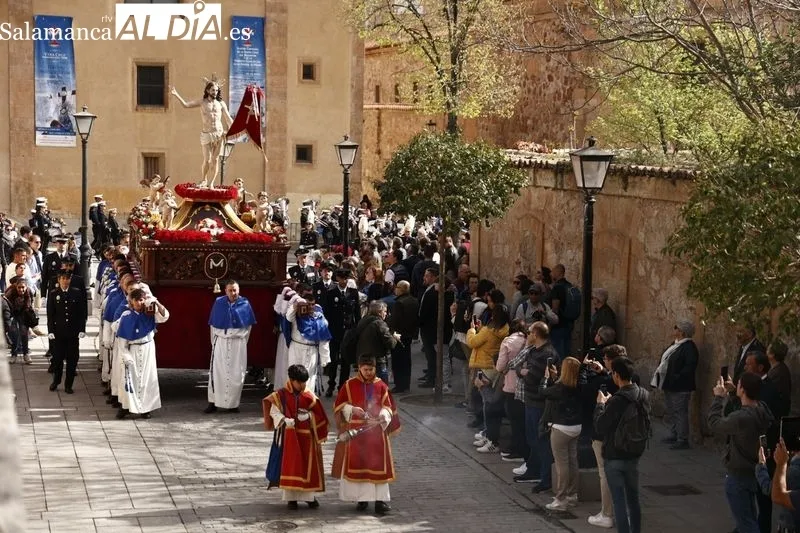 Foto 10 -  Jes&uacute;s Resucitado es recibido por centenares de personas a la salida de la Iglesia de la Vera Cruz 