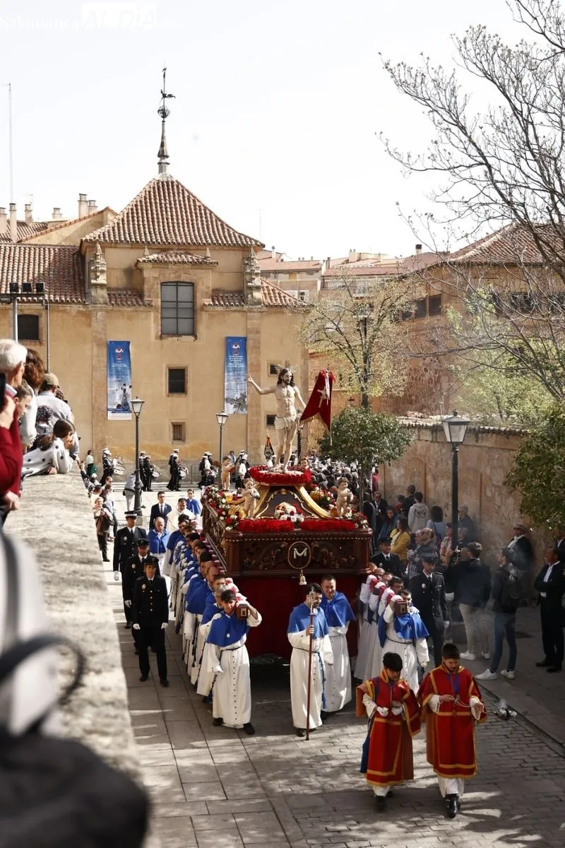 Foto 9 -  Jes&uacute;s Resucitado es recibido por centenares de personas a la salida de la Iglesia de la Vera Cruz 