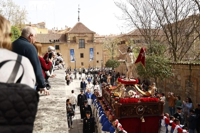 Foto 8 -  Jes&uacute;s Resucitado es recibido por centenares de personas a la salida de la Iglesia de la Vera Cruz 