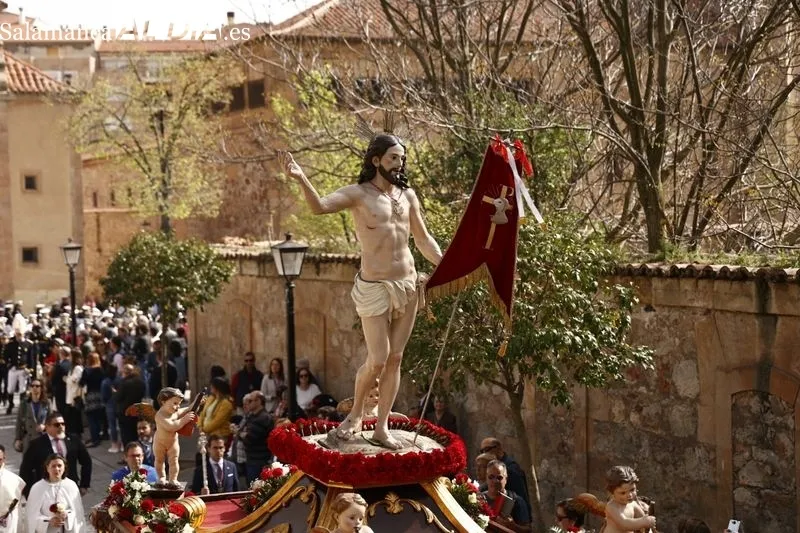Foto 7 -  Jes&uacute;s Resucitado es recibido por centenares de personas a la salida de la Iglesia de la Vera Cruz 