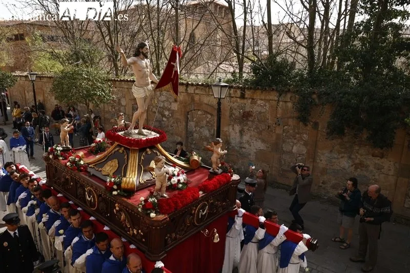 Foto 6 -  Jes&uacute;s Resucitado es recibido por centenares de personas a la salida de la Iglesia de la Vera Cruz 