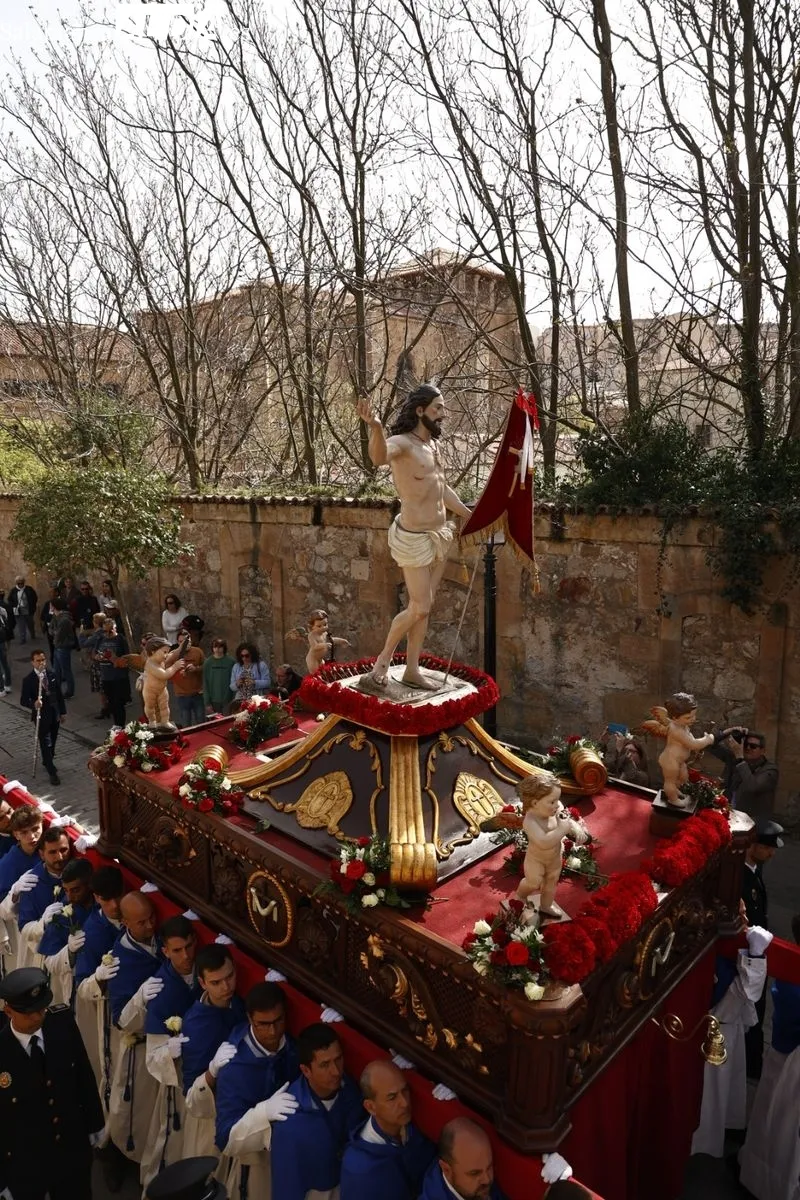Foto 5 -  Jes&uacute;s Resucitado es recibido por centenares de personas a la salida de la Iglesia de la Vera Cruz 